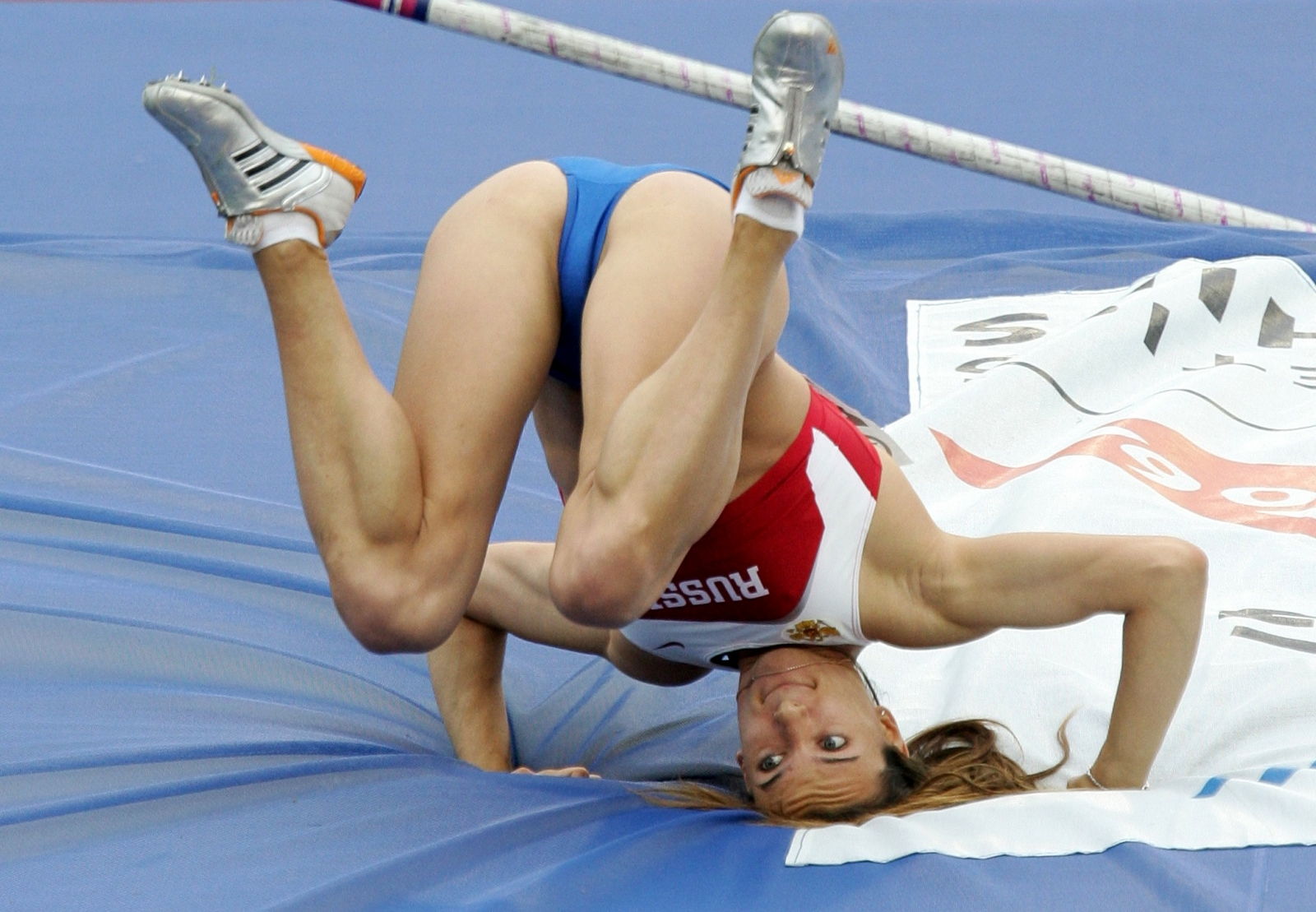Сексуальная русская гимнастка Magdalena разделась перед фотографом