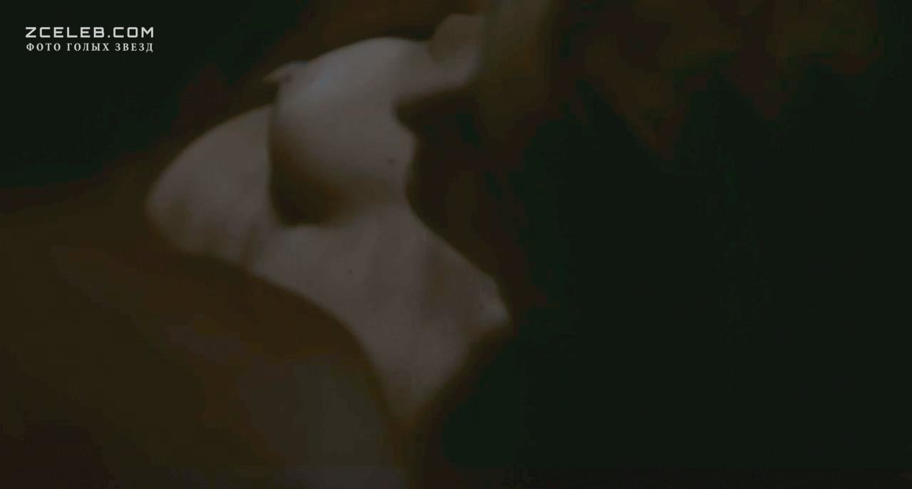 Кьяра Мастроянни снялась голой в эротических сценах на съемочной площадке.