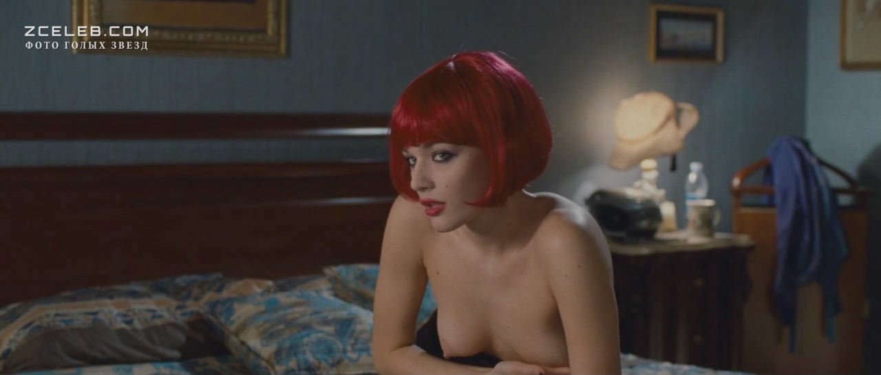 Лаура Кьятти снялась голой в эротических сценах на съемочной площадке.