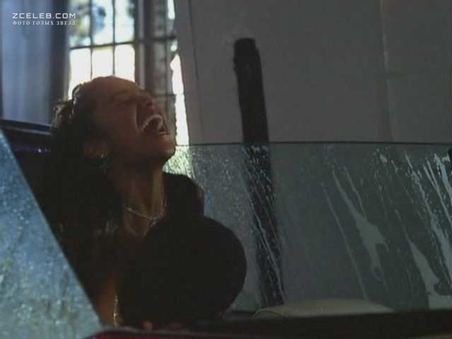 Мета Голдинг снялась голой в эротических сценах на съемочной площадке.