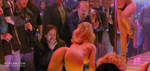 Рена Риффел снялась голой в эротических сценах на съемочной площадке.