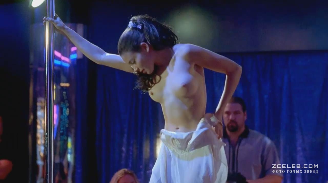 Шарлотта Айянна снялась голой в эротических сценах на съемочной площадке.