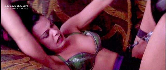 Деби Мейзар снялась голой в эротических сценах на съемочной площадке.