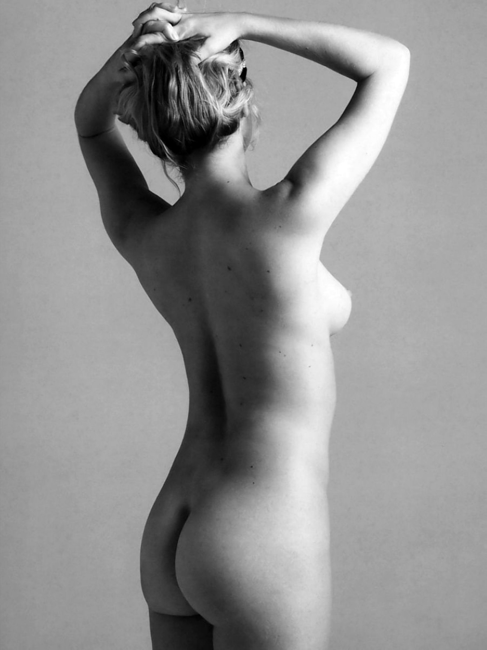 Голая Хлоя Стивенс Севиньи на эротических ню фото без цензуры.