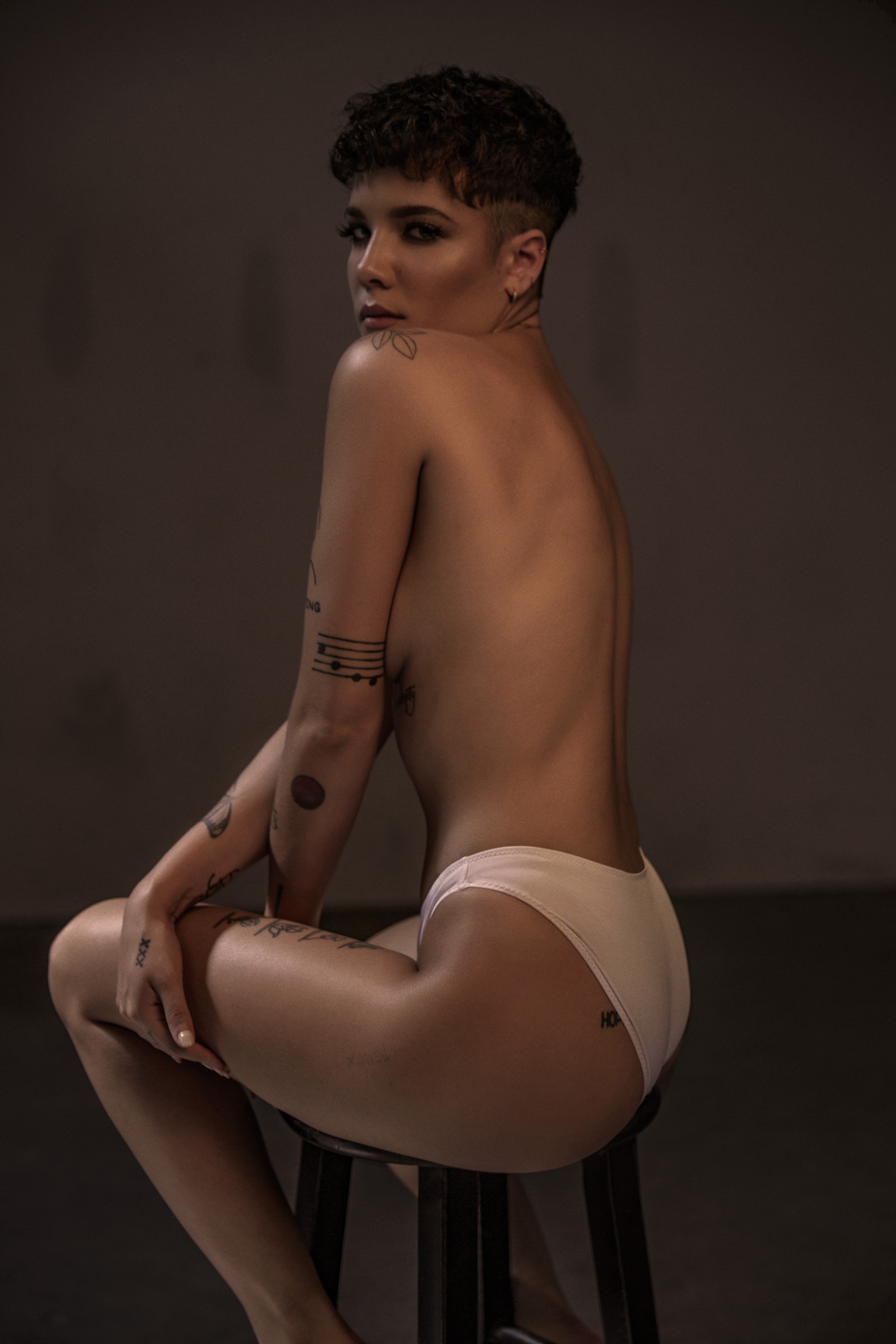 Голая Эшли Николетт Франджипани на эротических ню фото без цензуры.