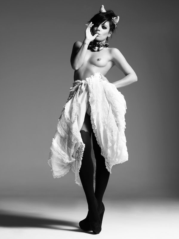 Голая Лили Роуз Беатрис Купер на эротических ню фото без цензуры.