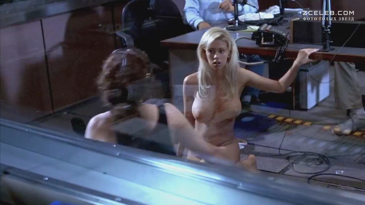Дженна Джеймсон снялась голой в эротических сценах на съемочной площадке.