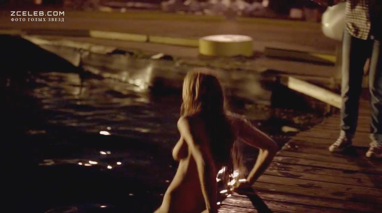 Джессика Сайпос снялась голой в эротических сценах на съемочной площадке.