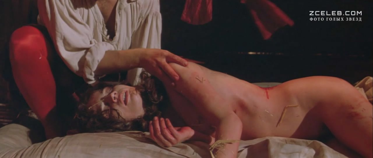 Джулия Ормонд снялась голой в эротических сценах на съемочной площадке.
